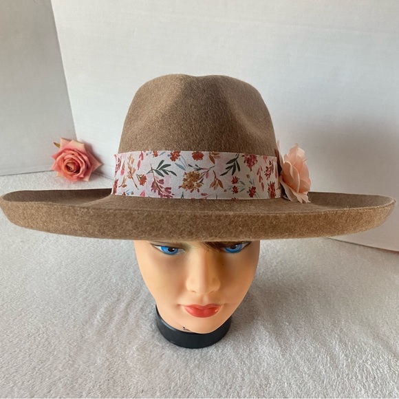 Custom Pretty 100% Wool Fedora Hat Beige with Custom Floral Detail Boho Chic NEW - Picture 2 of 12